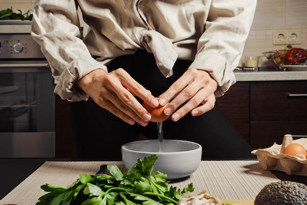 Kucharz przygotowujący danie