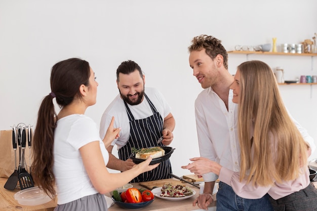 Grupa gotująca razem